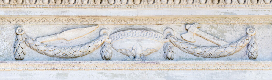 Schloss und Schlossgarten Schwetzingen - Garten - Minervatempel - Gebälk - Von aussen - Vorderseite - Von Nordost - Linkes Feld des Frieses: eine Deckelvase mit Blattgirlanden und Opferwerkzeugen (Messer und Beil) (aufgenommen im Juli 2023, um die Mittagszeit)