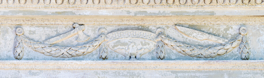 Schloss und Schlossgarten Schwetzingen - Garten - Minervatempel - Gebälk - Von aussen - Vorderseite - Von Nordost - Rechtes Feld des Frieses: eine Deckelvase mit Blattgirlanden und Opferwerkzeugen (Messer und Beil) (aufgenommen im Juli 2023, um die Mittagszeit) Schloss und Schlossgarten Schwetzingen - Garten - Minervatempel - Gebälk - Von aussen - Vorderseite - Von Nordost - Rechtes Feld des Frieses: eine Deckelvase mit Blattgirlanden und Opferwerkzeugen (Messer und Beil) (aufgenommen im Juli 2023, um die Mittagszeit)