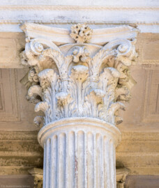 Schloss und Schlossgarten Schwetzingen - Garten - Minervatempel - Säule / Kapitell - Von aussen - Vorderseite - Von Nordost - Blick auf ein korinthisches Kapitell einer Säule des Portikus (aufgenommen im Juli 2023, am frühen Nachmittag)