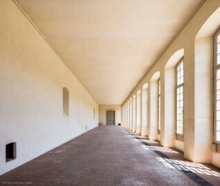 Schloss und Schlossgarten Schwetzingen - Garten - Neue Orangerie - Von innen - Östlicher Seitenflügel / Eckpavillon - Von Westen - Zentraler Blick von der Tür zum Mittelbau nach Osten in den dreizehnachsigen Seitenflügel und (ganz hinten) den dreiachsigen Eckpavillon (Gesamter Bau: Länge ca. 171 Meter, Breite ca. 10-12 Meter; Bauzeit: 1761-1762; Architekt: Nicolas de Pigage; umfangreiche Instandsetzung: 1994-1999) (aufgenommen im Juli 2023, am Nachmittag)