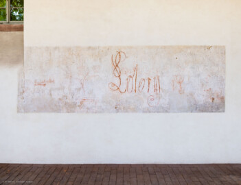 Schloss und Schlossgarten Schwetzingen - Garten - Neue Orangerie - Von innen - Östlicher Seitenflügel - Nordwand - Von Süden - Blick auf eines der Felder mit freigelegter Graffiti (Gesamter Bau: Länge ca. 171 Meter, Breite ca. 10-12 Meter; Bauzeit: 1761-1762; Architekt: Nicolas de Pigage; umfangreiche Instandsetzung: 1994-1999) (aufgenommen im Juli 2023, am Nachmittag) Schloss und Schlossgarten Schwetzingen - Garten - Neue Orangerie - Von innen - Östlicher Seitenflügel - Nordwand - Von Süden - Blick auf eines der Felder mit freigelegter Graffiti (Gesamter Bau: Länge ca. 171 Meter, Breite ca. 10-12 Meter; Bauzeit: 1761-1762; Architekt: Nicolas de Pigage; umfangreiche Instandsetzung: 1994-1999) (aufgenommen im Juli 2023, am Nachmittag)