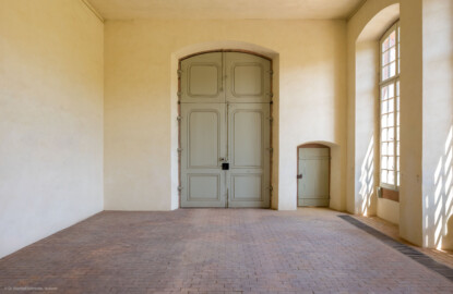 Schloss und Schlossgarten Schwetzingen - Garten - Neue Orangerie - Von innen - Östlicher Eckpavillon - Von Westen - Zentraler Blick von der Trennwand zwischen Seitenflügel und Eckpavillon nach Osten in den dreiachsigen Eckpavillon und auf die Türen zum Glashaus (Gesamter Bau: Länge ca. 171 Meter, Breite ca. 10-12 Meter; Bauzeit: 1761-1762; Architekt: Nicolas de Pigage; umfangreiche Instandsetzung: 1994-1999) (aufgenommen im Juli 2023, am Nachmittag) Schloss und Schlossgarten Schwetzingen - Garten - Neue Orangerie - Von innen - Östlicher Eckpavillon - Von Westen - Zentraler Blick von der Trennwand zwischen Seitenflügel und Eckpavillon nach Osten in den dreiachsigen Eckpavillon und auf die Türen zum Glashaus (Gesamter Bau: Länge ca. 171 Meter, Breite ca. 10-12 Meter; Bauzeit: 1761-1762; Architekt: Nicolas de Pigage; umfangreiche Instandsetzung: 1994-1999) (aufgenommen im Juli 2023, am Nachmittag)