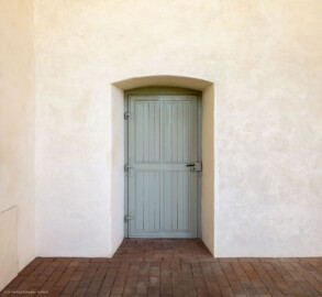 Schloss und Schlossgarten Schwetzingen - Garten - Neue Orangerie - Von innen - Östlicher Seitenflügel - Nordwand - Von Süden - Blick auf die Tür nach außen nahe des Mittelbaus (Gesamter Bau: Länge ca. 171 Meter, Breite ca. 10-12 Meter; Bauzeit: 1761-1762; Architekt: Nicolas de Pigage; umfangreiche Instandsetzung: 1994-1999) (aufgenommen im Juli 2023, am späten Nachmittag) Schloss und Schlossgarten Schwetzingen - Garten - Neue Orangerie - Von innen - Östlicher Seitenflügel - Nordwand - Von Süden - Blick auf die Tür nach außen nahe des Mittelbaus (Gesamter Bau: Länge ca. 171 Meter, Breite ca. 10-12 Meter; Bauzeit: 1761-1762; Architekt: Nicolas de Pigage; umfangreiche Instandsetzung: 1994-1999) (aufgenommen im Juli 2023, am späten Nachmittag)