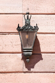 Schloss und Schlossgarten Schwetzingen - Garten - Nördlicher Zirkelbau - Östlicher Eck-Pavillon - Südportal - Von Süden - Blick auf eine Laterne links (westlich) des Portals (Gesamter Bau: Länge Bogen ca. 175 Meter, Breite zwischen ca. 11 und 18 Meter, 51 Achsen, 5 Pavillons, 4 Zwischenbauten; Architekt: Alessandro Alessandro Galli da Bibiena (1686-1748), Bauleitung: zuerst Guillaume d’Hauberat (1680–1749), dann Nicolas de Pigage (1723-1796); Bauzeit: 1748-1750) (aufgenommen im August 2023, am frühen Nachmittag) Schloss und Schlossgarten Schwetzingen - Garten - Nördlicher Zirkelbau - Östlicher Eck-Pavillon - Südportal - Von Süden - Blick auf eine Laterne links (westlich) des Portals (Gesamter Bau: Länge Bogen ca. 175 Meter, Breite zwischen ca. 11 und 18 Meter, 51 Achsen, 5 Pavillons, 4 Zwischenbauten; Architekt: Alessandro Alessandro Galli da Bibiena (1686-1748), Bauleitung: zuerst Guillaume d’Hauberat (1680–1749), dann Nicolas de Pigage (1723-1796); Bauzeit: 1748-1750) (aufgenommen im August 2023, am frühen Nachmittag)