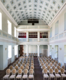 Schloss und Schlossgarten Schwetzingen - Schloss - Nordflügel, Nord-Süd-Teil - Schlosskapelle - Von Norden - Blick von der Kanzel nach Süden in die Kapelle und auf die Hofloge (Schlosskapelle: Länge ca. 14 Meter, Breite ca. 10 Meter, Höhe: bis unter das Dach, Achsen: 6, Eingang: Ostseite; Bauzeit: zwischen 1698 und 1715; Architekten: Johann Adam Breunig, Simon Sarto; Umbau innen im klassizistischen Stil: 1804-1806, Architekt: Friedrich Weinbrenner) (aufgenommen im August 2023, am Nachmittag) Schloss und Schlossgarten Schwetzingen - Schloss - Nordflügel, Nord-Süd-Teil - Schlosskapelle - Von Norden - Blick von der Kanzel nach Süden in die Kapelle und auf die Hofloge (Schlosskapelle: Länge ca. 14 Meter, Breite ca. 10 Meter, Höhe: bis unter das Dach, Achsen: 6, Eingang: Ostseite; Bauzeit: zwischen 1698 und 1715; Architekten: Johann Adam Breunig, Simon Sarto; Umbau innen im klassizistischen Stil: 1804-1806, Architekt: Friedrich Weinbrenner) (aufgenommen im August 2023, am Nachmittag)