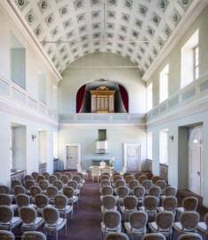Schloss und Schlossgarten Schwetzingen - Schloss - Nordflügel, Nord-Süd-Teil - Schlosskapelle - Von Süden - Blick von der Südwand unterhalb der Hofloge nach Norden in die Kapelle, zur Orgelempore, auf die Kanzel, den Altar und den Trauungstisch (aufgenommen im August 2023, am Nachmittag) Schloss und Schlossgarten Schwetzingen - Schloss - Nordflügel, Nord-Süd-Teil - Schlosskapelle - Von Süden - Blick von der Südwand unterhalb der Hofloge nach Norden in die Kapelle, zur Orgelempore, auf die Kanzel, den Altar und den Trauungstisch (aufgenommen im August 2023, am Nachmittag)