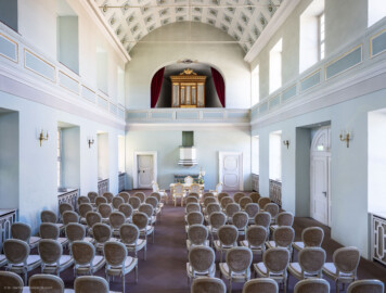 Schloss und Schlossgarten Schwetzingen - Schloss - Nordflügel, Nord-Süd-Teil - Schlosskapelle - Von Süden - Blick von der Südwand unterhalb der Hofloge nach Norden in die Kapelle, zur Orgelempore, auf die Kanzel, den Altar und den Trauungstisch (aufgenommen im August 2023, am Nachmittag) Schloss und Schlossgarten Schwetzingen - Schloss - Nordflügel, Nord-Süd-Teil - Schlosskapelle - Von Süden - Blick von der Südwand unterhalb der Hofloge nach Norden in die Kapelle, zur Orgelempore, auf die Kanzel, den Altar und den Trauungstisch (aufgenommen im August 2023, am Nachmittag)