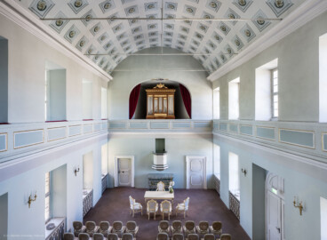 Schloss und Schlossgarten Schwetzingen - Schloss - Nordflügel, Nord-Süd-Teil - Schlosskapelle - Von Süden - Blick von der Hofloge nach Norden in die Kapelle, zur Orgelempore, auf die Kanzel, den Altar und den Trauungstisch (aufgenommen im August 2023, am Nachmittag) Schloss und Schlossgarten Schwetzingen - Schloss - Nordflügel, Nord-Süd-Teil - Schlosskapelle - Von Süden - Blick von der Hofloge nach Norden in die Kapelle, zur Orgelempore, auf die Kanzel, den Altar und den Trauungstisch (aufgenommen im August 2023, am Nachmittag)