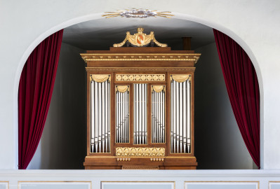 Schloss und Schlossgarten Schwetzingen - Schloss - Nordflügel, Nord-Süd-Teil - Schlosskapelle - Orgelempore - Orgel - Von Süden - Blick von der Hofloge auf die Orgelempore und auf einen Teil des Orgelprospektes mit den Prospektpfeifen sowie auf das "badische" Wappen oben auf der Orgel (mit vertauschten Farben des Wappens Badens) (Orgelbauer: Andreas Ubhauser (1765-1822), Bauzeit: 1806, umfassende Restaurierung: 1980-1982, Originalteile: ca. 90 Prozent; Windwerk: Schleifladen und elektrisches Gebläse, Register: 10, Manuale: 1 / C-f3, Pedale: 1 / C-f0; Orgelpfeifen aus Zinn, Tastatur aus Ebenholz) (aufgenommen im August 2023, am Nachmittag) Schloss und Schlossgarten Schwetzingen - Schloss - Nordflügel, Nord-Süd-Teil - Schlosskapelle - Orgelempore - Orgel - Von Süden - Blick von der Hofloge auf die Orgelempore und auf einen Teil des Orgelprospektes mit den Prospektpfeifen sowie auf das "badische" Wappen oben auf der Orgel (mit vertauschten Farben des Wappens Badens) (Orgelbauer: Andreas Ubhauser (1765-1822), Bauzeit: 1806, umfassende Restaurierung: 1980-1982, Originalteile: ca. 90 Prozent; Windwerk: Schleifladen und elektrisches Gebläse, Register: 10, Manuale: 1 / C-f3, Pedale: 1 / C-f0; Orgelpfeifen aus Zinn, Tastatur aus Ebenholz) (aufgenommen im August 2023, am Nachmittag)