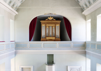 Schloss und Schlossgarten Schwetzingen - Schloss - Nordflügel, Nord-Süd-Teil - Schlosskapelle - Orgelempore- Von Süden - Blick von der Hofloge nach Norden in die Kapelle und auf die Orgelempore (Orgelbauer: Andreas Ubhauser (1765-1822), Bauzeit: 1806, umfassende Restaurierung: 1980-1982, Originalteile: ca. 90 Prozent;  Windwerk: Schleifladen und elektrisches Gebläse, Register: 10, Manuale: 1 / C-f3, Pedale: 1 / C-f0; Orgelpfeifen aus Zinn, Tastatur aus Ebenholz) (aufgenommen im August 2023, am Nachmittag)