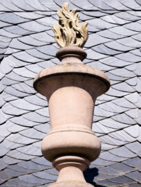 Schloss und Schlossgarten Schwetzingen - Garten - Nördlicher Zirkelbau - Östlicher Eck-Pavillon - Von Westen - Blick nach oben auf eine der Vasen mit Flamme; Kopie, Original der Skulptur vermutlich gehauen von Johann Matthäus van den Branden (1716-1788) (Gesamter Bau: Länge Bogen ca. 175 Meter, Breite zwischen ca. 11 und 18 Meter, 51 Achsen, 5 Pavillons, 4 Zwischenbauten; Architekt: Alessandro Alessandro Galli da Bibiena (1686-1748), Bauleitung: zuerst Guillaume d’Hauberat (1680–1749), dann Nicolas de Pigage (1723-1796); Bauzeit: 1748-1750) (aufgenommen im August 2023, am späten Nachmittag)