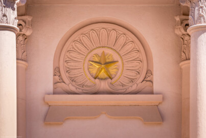 Schloss und Schlossgarten Schwetzingen - Garten - Moschee - Von außen - Westseite - Haupteingang - Von Westen - Blick auf das Zierfeld oberhalb des Haupteingangs: ein gestelzter Halbkreis, darunter ein horizontal verlaufendes Gesims; im Halbrund ein Strahlenkranz aus lanzettförmigen Blättern, um einen Stern herum angeordnet (Moschee: Länge mit Minaretten und Verbindungsbau zum Kreuzgang ca. 44 Meter, Breite ca. 29 Meter; Bauzeit: 1782-1795; Architekt: Nicolas de Pigage; Gesamtrestaurierung Moscheeanlage: ca. 1995 bis 2007) (aufgenommen im August 2023, am Nachmittag) Schloss und Schlossgarten Schwetzingen - Garten - Moschee - Von außen - Westseite - Haupteingang - Von Westen - Blick auf das Zierfeld oberhalb des Haupteingangs: ein gestelzter Halbkreis, darunter ein horizontal verlaufendes Gesims; im Halbrund ein Strahlenkranz aus lanzettförmigen Blättern, um einen Stern herum angeordnet (Moschee: Länge mit Minaretten und Verbindungsbau zum Kreuzgang ca. 44 Meter, Breite ca. 29 Meter; Bauzeit: 1782-1795; Architekt: Nicolas de Pigage; Gesamtrestaurierung Moscheeanlage: ca. 1995 bis 2007) (aufgenommen im August 2023, am Nachmittag)