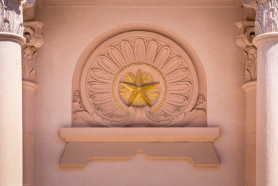 Schloss und Schlossgarten Schwetzingen - Garten - Moschee - Von außen - Westseite - Haupteingang - Von Westen - Blick auf das Zierfeld oberhalb des Haupteingangs: ein gestelzter Halbkreis, darunter ein horizontal verlaufendes Gesims; im Halbrund ein Strahlenkranz aus lanzettförmigen Blättern, um einen Stern herum angeordnet (Moschee: Länge mit Minaretten und Verbindungsbau zum Kreuzgang ca. 44 Meter, Breite ca. 29 Meter; Bauzeit: 1782-1795; Architekt: Nicolas de Pigage; Gesamtrestaurierung Moscheeanlage: ca. 1995 bis 2007) (aufgenommen im August 2023, am Nachmittag) Schloss und Schlossgarten Schwetzingen - Garten - Moschee - Von außen - Westseite - Haupteingang - Von Westen - Blick auf das Zierfeld oberhalb des Haupteingangs: ein gestelzter Halbkreis, darunter ein horizontal verlaufendes Gesims; im Halbrund ein Strahlenkranz aus lanzettförmigen Blättern, um einen Stern herum angeordnet (Moschee: Länge mit Minaretten und Verbindungsbau zum Kreuzgang ca. 44 Meter, Breite ca. 29 Meter; Bauzeit: 1782-1795; Architekt: Nicolas de Pigage; Gesamtrestaurierung Moscheeanlage: ca. 1995 bis 2007) (aufgenommen im August 2023, am Nachmittag)