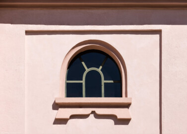 Schloss und Schlossgarten Schwetzingen - Garten - Moschee - Von außen - Westseite - Außenwand des nördlichen Seitenraums - Von Westen - Blick auf das kleinere obere Fenster, ein Rundbogenfenster in der Form der Ziernische über dem Portal (Moschee: Länge mit Minaretten und Verbindungsbau zum Kreuzgang ca. 44 Meter, Breite ca. 29 Meter; Bauzeit: 1782-1795; Architekt: Nicolas de Pigage; Gesamtrestaurierung Moscheeanlage: ca. 1995 bis 2007) (aufgenommen im August 2023, am Nachmittag) Schloss und Schlossgarten Schwetzingen - Garten - Moschee - Von außen - Westseite - Außenwand des nördlichen Seitenraums - Von Westen - Blick auf das kleinere obere Fenster, ein Rundbogenfenster in der Form der Ziernische über dem Portal (Moschee: Länge mit Minaretten und Verbindungsbau zum Kreuzgang ca. 44 Meter, Breite ca. 29 Meter; Bauzeit: 1782-1795; Architekt: Nicolas de Pigage; Gesamtrestaurierung Moscheeanlage: ca. 1995 bis 2007) (aufgenommen im August 2023, am Nachmittag)