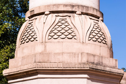 Schloss und Schlossgarten Schwetzingen - Garten - Moschee - Von außen - Nördliches Minarett - Von Südwest - Blick nach oben auf die Wölbung vom Minarettsockel zum Turmschaft, versehen mit Blatt- oder Blütenformationen und Schuppen (Moschee: Länge mit Minaretten und Verbindungsbau zum Kreuzgang ca. 44 Meter, Breite ca. 29 Meter; Höhe Minarett (inkl. Blitzableiter) ca. 40 Meter, Breite Turmschaft unten ca. 3 Meter, oben ca. 2 Meter; Bauzeit: 1782-1795; Architekt: Nicolas de Pigage; Gesamtrestaurierung Moscheeanlage: ca. 1995 bis 2007) (aufgenommen im August 2023, am Nachmittag) Schloss und Schlossgarten Schwetzingen - Garten - Moschee - Von außen - Nördliches Minarett - Von Südwest - Blick nach oben auf die Wölbung vom Minarettsockel zum Turmschaft, versehen mit Blatt- oder Blütenformationen und Schuppen (Moschee: Länge mit Minaretten und Verbindungsbau zum Kreuzgang ca. 44 Meter, Breite ca. 29 Meter; Höhe Minarett (inkl. Blitzableiter) ca. 40 Meter, Breite Turmschaft unten ca. 3 Meter, oben ca. 2 Meter; Bauzeit: 1782-1795; Architekt: Nicolas de Pigage; Gesamtrestaurierung Moscheeanlage: ca. 1995 bis 2007) (aufgenommen im August 2023, am Nachmittag)