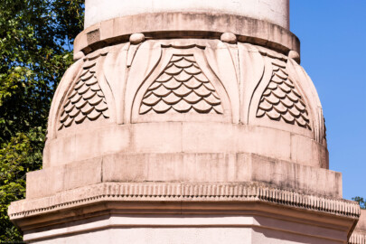 Schloss und Schlossgarten Schwetzingen - Garten - Moschee - Von außen - Nördliches Minarett - Von Südwest - Blick nach oben auf die Wölbung vom Minarettsockel zum Turmschaft, versehen mit Blatt- oder Blütenformationen und Schuppen (Moschee: Länge mit Minaretten und Verbindungsbau zum Kreuzgang ca. 44 Meter, Breite ca. 29 Meter; Höhe Minarett (inkl. Blitzableiter) ca. 40 Meter, Breite Turmschaft unten ca. 3 Meter, oben ca. 2 Meter; Bauzeit: 1782-1795; Architekt: Nicolas de Pigage; Gesamtrestaurierung Moscheeanlage: ca. 1995 bis 2007) (aufgenommen im August 2023, am Nachmittag) Schloss und Schlossgarten Schwetzingen - Garten - Moschee - Von außen - Nördliches Minarett - Von Südwest - Blick nach oben auf die Wölbung vom Minarettsockel zum Turmschaft, versehen mit Blatt- oder Blütenformationen und Schuppen (Moschee: Länge mit Minaretten und Verbindungsbau zum Kreuzgang ca. 44 Meter, Breite ca. 29 Meter; Höhe Minarett (inkl. Blitzableiter) ca. 40 Meter, Breite Turmschaft unten ca. 3 Meter, oben ca. 2 Meter; Bauzeit: 1782-1795; Architekt: Nicolas de Pigage; Gesamtrestaurierung Moscheeanlage: ca. 1995 bis 2007) (aufgenommen im August 2023, am Nachmittag)