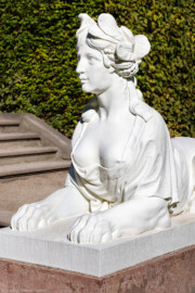 Schloss und Schlossgarten Schwetzingen - Garten - Naturtheater - Parterre - Nordseite, östliche Sphynx - Von Südost - Blick auf eine der sechs Sphyngen (als Allegorien der Musik, des Tanzes, der Komödie, der Tragödie und als Wächterinnen) neben der Treppe zum Zuschauerraum, auf einem Postament liegend (Bildhauer: Peter Anton von Verschaffelt (1710-1793), Datierung: 1766-1773; Material: gelber Sandstein, weiß gefasst, Höhe ca. 100 cm, Postament 160 x 63 cm) (aufgenommen im September 2023, am späten Vormittag) Schloss und Schlossgarten Schwetzingen - Garten - Naturtheater - Parterre - Nordseite, östliche Sphynx - Von Südost - Blick auf eine der sechs Sphyngen (als Allegorien der Musik, des Tanzes, der Komödie, der Tragödie und als Wächterinnen) neben der Treppe zum Zuschauerraum, auf einem Postament liegend (Bildhauer: Peter Anton von Verschaffelt (1710-1793), Datierung: 1766-1773; Material: gelber Sandstein, weiß gefasst, Höhe ca. 100 cm, Postament 160 x 63 cm) (aufgenommen im September 2023, am späten Vormittag)