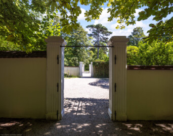 Schloss und Schlossgarten Schwetzingen - Garten - Querachse Schwarzmeer - Tor zum Perspektiv und zu den wasserspeienden Vögeln - Von Westen - Blick nach Osten auf drei aufeinanderfolgende Tore; hinter dem ersten Tor liegt der Vorplatz zum Perspektiv und den wasserspeienden Vögeln, hinter dem zweiten Tor der Fasanenhof und die beiden Fasanenbruthäuser, hinter dem dritten Tor das Arboretum (aufgenommen im September 2023, am frühen Nachmittag) Schloss und Schlossgarten Schwetzingen - Garten - Querachse Schwarzmeer - Tor zum Perspektiv und zu den wasserspeienden Vögeln - Von Westen - Blick nach Osten auf drei aufeinanderfolgende Tore; hinter dem ersten Tor liegt der Vorplatz zum Perspektiv und den wasserspeienden Vögeln, hinter dem zweiten Tor der Fasanenhof und die beiden Fasanenbruthäuser, hinter dem dritten Tor das Arboretum (aufgenommen im September 2023, am frühen Nachmittag)