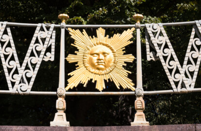 Schloss und Schlossgarten Schwetzingen - Garten - Anlage Apollotempel - Von außen - Von Süden - Blick auf ein Teilstück des schmiedeeisernen Geländers auf der Nordseite der oberen Terrasse, mit einem Sonnengesicht (ein vergoldetes Relief, als Symbol für Apollo als Gott des Lichtes und der Ordnung) und einem Zickzackband (Anlage: Länge x Breite: ca. 30 x 20 Meter; Bauzeit: 1762-1777; Architekt: Nicolas de Pigage) (aufgenommen im September 2023, am frühen Nachmittag) Schloss und Schlossgarten Schwetzingen - Garten - Anlage Apollotempel - Von außen - Von Süden - Blick auf ein Teilstück des schmiedeeisernen Geländers auf der Nordseite der oberen Terrasse, mit einem Sonnengesicht (ein vergoldetes Relief, als Symbol für Apollo als Gott des Lichtes und der Ordnung) und einem Zickzackband (Anlage: Länge x Breite: ca. 30 x 20 Meter; Bauzeit: 1762-1777; Architekt: Nicolas de Pigage) (aufgenommen im September 2023, am frühen Nachmittag)