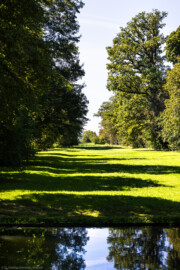 Schloss und Schlossgarten Schwetzingen - Garten - Anlagen - Weitere Bäume - Von Osten - Blick von der Querachse beim Apollotempel nach Westen auf Bäume und auf eine Sichtachse; im Vordergrund der Kanal entang der Querachse (aufgenommen im September 2023, am Nachmittag) Schloss und Schlossgarten Schwetzingen - Garten - Anlagen - Weitere Bäume - Von Osten - Blick von der Querachse beim Apollotempel nach Westen auf Bäume und auf eine Sichtachse; im Vordergrund der Kanal entang der Querachse (aufgenommen im September 2023, am Nachmittag)