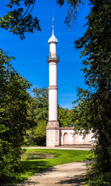 Schloss und Schlossgarten Schwetzingen - Garten - Moschee - Von außen - Von Südwest - Blick vom südwestlichen Weg zur Moschee nach Nordost auf das nördliche Minarett (Moschee: Länge mit Minaretten und Verbindungsbau zum Kreuzgang ca. 44 Meter, Breite ca. 29 Meter; Höhe Minarett (inkl. Blitzableiter) ca. 40 Meter, Breite unten ca. 3 Meter, oben ca. 2 Meter; Bauzeit: 1782-1795; Architekt: Nicolas de Pigage; Gesamtrestaurierung Moscheeanlage: ca. 1995 bis 2007) (aufgenommen im September 2023, am Nachmittag) Schloss und Schlossgarten Schwetzingen - Garten - Moschee - Von außen - Von Südwest - Blick vom südwestlichen Weg zur Moschee nach Nordost auf das nördliche Minarett (Moschee: Länge mit Minaretten und Verbindungsbau zum Kreuzgang ca. 44 Meter, Breite ca. 29 Meter; Höhe Minarett (inkl. Blitzableiter) ca. 40 Meter, Breite unten ca. 3 Meter, oben ca. 2 Meter; Bauzeit: 1782-1795; Architekt: Nicolas de Pigage; Gesamtrestaurierung Moscheeanlage: ca. 1995 bis 2007) (aufgenommen im September 2023, am Nachmittag)
