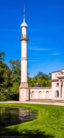 Schloss und Schlossgarten Schwetzingen - Garten - Moschee - Von außen - Von Südwest - Blick vom südöstlichen Rand des Moscheeweihers nach Nordost auf das nördliche Minarett der Moschee (Moschee: Länge mit Minaretten und Verbindungsbau zum Kreuzgang ca. 44 Meter, Breite ca. 29 Meter; Höhe Minarett (inkl. Blitzableiter) ca. 40 Meter, Breite unten ca. 3 Meter, oben ca. 2 Meter; Bauzeit: 1782-1795; Architekt: Nicolas de Pigage; Gesamtrestaurierung Moscheeanlage: ca. 1995 bis 2007) (aufgenommen im September 2023, am Nachmittag)