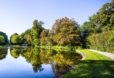 Schloss und Schlossgarten Schwetzingen - Garten - Weiher - Schwarzes Meerle - Westseite - Von Norden - Blick nach Südwest auf das Schwarze Meerle, links zwischen den Bäumen die Süd-Nord-Achse Richtung Badhausanlage (aufgenommen im September 2023, am Vormittag)