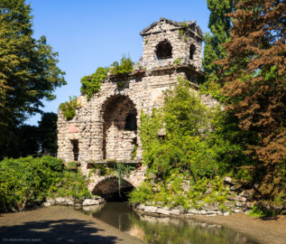 Schloss und Schlossgarten Schwetzingen - Garten - Römisches Wasserkastell - Von außen - Von Südost - Blick auf das Römische Wasserkastell; eine künstliche Ruine, teils in Tuffstein, mit zwei Türmen (westlich zwei-, östlich dreigeschossig), Mittelpartie mit großem Rundbogen, darüber eine Plattform, darunter ein Gewölbe mit Durchfluss des Leimbachs nach Norden; im östlichen Mittelgeschoss ein Tonrelief mit einer Wassernymphe von Franz Conrad Linck (1730-1793) (Kastell: Länge x Breite: ca. 15 x 8 Meter; Bauzeit: 1779-1780; Architekt: Nicolas de Pigage) (aufgenommen im September 2023, am späten Vormittag) Schloss und Schlossgarten Schwetzingen - Garten - Römisches Wasserkastell - Von außen - Von Südost - Blick auf das Römische Wasserkastell; eine künstliche Ruine, teils in Tuffstein, mit zwei Türmen (westlich zwei-, östlich dreigeschossig), Mittelpartie mit großem Rundbogen, darüber eine Plattform, darunter ein Gewölbe mit Durchfluss des Leimbachs nach Norden; im östlichen Mittelgeschoss ein Tonrelief mit einer Wassernymphe von Franz Conrad Linck (1730-1793) (Kastell: Länge x Breite: ca. 15 x 8 Meter; Bauzeit: 1779-1780; Architekt: Nicolas de Pigage) (aufgenommen im September 2023, am späten Vormittag)