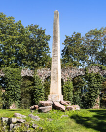 Schloss und Schlossgarten Schwetzingen - Garten - Obelisk, Nähe Römischem Wasserkastell - Von Süden - Blick vom südlichen Ufer des Leimbachs nach Norden auf den kleinen Hügel mit dem Obelisken, dahinter ein Teil des östlichen Aquädukts; der Obelisk dient als Denkmal für die in einer angenommenen Schlacht zwischen Römern und Germanen Gefallenen; die Skulptur markiert den Fundort von römisch-germanischen Gräbern, entdeckt 1777 bei Erdarbeiten zur Anlage des Arboretums (Obelisk: Höhe: ca. ? Meter; Bauzeit: 1779; Architekt: Nicolas de Pigage) (aufgenommen im September 2023, am späten Vormittag) Schloss und Schlossgarten Schwetzingen - Garten - Obelisk, Nähe Römischem Wasserkastell - Von Süden - Blick vom südlichen Ufer des Leimbachs nach Norden auf den kleinen Hügel mit dem Obelisken, dahinter ein Teil des östlichen Aquädukts; der Obelisk dient als Denkmal für die in einer angenommenen Schlacht zwischen Römern und Germanen Gefallenen; die Skulptur markiert den Fundort von römisch-germanischen Gräbern, entdeckt 1777 bei Erdarbeiten zur Anlage des Arboretums (Obelisk: Höhe: ca. ? Meter; Bauzeit: 1779; Architekt: Nicolas de Pigage) (aufgenommen im September 2023, am späten Vormittag)