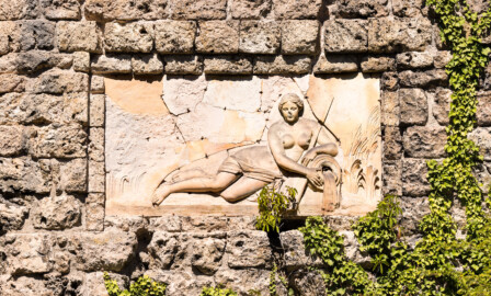 Schloss und Schlossgarten Schwetzingen - Garten - Römisches Wasserkastell - Ostturm, Mittelgeschoss, Südseite - Von außen - Von Süden - Blick auf ein Tonrelief mit einer Wassernymphe, geschaffen von Franz Conrad Linck (1730-1793) (Kastell: Länge x Breite: ca. 15 x 8 Meter; Bauzeit: 1779-1780; Architekt: Nicolas de Pigage) (aufgenommen im September 2023, am frühen Nachmittag) Schloss und Schlossgarten Schwetzingen - Garten - Römisches Wasserkastell - Ostturm, Mittelgeschoss, Südseite - Von außen - Von Süden - Blick auf ein Tonrelief mit einer Wassernymphe, geschaffen von Franz Conrad Linck (1730-1793) (Kastell: Länge x Breite: ca. 15 x 8 Meter; Bauzeit: 1779-1780; Architekt: Nicolas de Pigage) (aufgenommen im September 2023, am frühen Nachmittag)