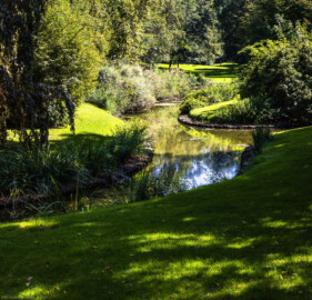 Schloss und Schlossgarten Schwetzingen - Garten - Anlagen - Arborium Theodoricum, Sektor A, Nähe Tempel der Botanik - Von Nordwest - Blick nach Südosten in das kleine Tal mit einem Wasserlauf östlich des Tempels der Botanik (aufgenommen im September 2023, am frühen Nachmittag)