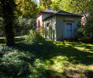 Schloss und Schlossgarten Schwetzingen - Garten - Badhausanlage - Perspektiv - Von Osten - Blick vom Arboretum nach Westen auf die Süd- und Ostseite des Perspektivs; links der Laubengang (Berceau de treillage) zum Perspektiv, ganz rechts die gewölbte Wand mit der gemalten Landschaft ("Das Ende der Welt") (Perspektiv: Länge Bau ca. 16 Meter, Breite Bau, ohne gewölbte Wand, ca. 4,5 bis 11 Meter, mit gewölbter Wand ca. 4,5 bis 15 Meter; Fertigstellung: 1775; Architekt: Nicolas de Pigage) (aufgenommen im September 2023, am Nachmittag) Schloss und Schlossgarten Schwetzingen - Garten - Badhausanlage - Perspektiv - Von Osten - Blick vom Arboretum nach Westen auf die Süd- und Ostseite des Perspektivs; links der Laubengang (Berceau de treillage) zum Perspektiv, ganz rechts die gewölbte Wand mit der gemalten Landschaft ("Das Ende der Welt") (Perspektiv: Länge Bau ca. 16 Meter, Breite Bau, ohne gewölbte Wand, ca. 4,5 bis 11 Meter, mit gewölbter Wand ca. 4,5 bis 15 Meter; Fertigstellung: 1775; Architekt: Nicolas de Pigage) (aufgenommen im September 2023, am Nachmittag)