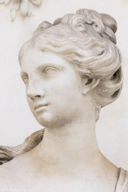 Schloss und Schlossgarten Schwetzingen - Garten - Tempel der Botanik - Von innen - Skulptur Botanik - Von Nordost - Blick auf den Kopf der Skulptur der Botanik, gehauen von Francesco Carabelli (1737-1798), gekauft 1775 in Italien; ursprünglich stellte die Skulptur Ceres / Demeter dar, die Göttin des Ackerbaus und der Fruchtbarkeit, die ein Ährenbündel in ihrem Arm hielt; die Skulptur wurde umgearbeitet zur Botanik, die in ihrem linken Arm ein Bündel Papiere hielt, beschriftet mit "Caroli Linnei sistema plantarum", ein Hinweis auf die beiden bedeutsamsten Werke "Species Plantarum" und "Systema Naturae" von Carl von Linné (1707-1778); heute ist das Manuskript im linken Arm nicht mehr vorhanden (Tempel: Durchmesser ca. 7 Meter; Bauzeit: 1777-1780; Architekt: Nicolas de Pigage) (aufgenommen im September 2023, am frühen Nachmittag) Schloss und Schlossgarten Schwetzingen - Garten - Tempel der Botanik - Von innen - Skulptur Botanik - Von Nordost - Blick auf den Kopf der Skulptur der Botanik, gehauen von Francesco Carabelli (1737-1798), gekauft 1775 in Italien; ursprünglich stellte die Skulptur Ceres / Demeter dar, die Göttin des Ackerbaus und der Fruchtbarkeit, die ein Ährenbündel in ihrem Arm hielt; die Skulptur wurde umgearbeitet zur Botanik, die in ihrem linken Arm ein Bündel Papiere hielt, beschriftet mit "Caroli Linnei sistema plantarum", ein Hinweis auf die beiden bedeutsamsten Werke "Species Plantarum" und "Systema Naturae" von Carl von Linné (1707-1778); heute ist das Manuskript im linken Arm nicht mehr vorhanden (Tempel: Durchmesser ca. 7 Meter; Bauzeit: 1777-1780; Architekt: Nicolas de Pigage) (aufgenommen im September 2023, am frühen Nachmittag)