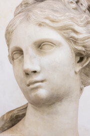 Schloss und Schlossgarten Schwetzingen - Garten - Tempel der Botanik - Von innen - Skulptur Botanik - Von Osten - Blick auf den Kopf der Skulptur der Botanik, gehauen von Francesco Carabelli (1737-1798), gekauft 1775 in Italien; ursprünglich stellte die Skulptur Ceres / Demeter dar, die Göttin des Ackerbaus und der Fruchtbarkeit, die ein Ährenbündel in ihrem Arm hielt; die Skulptur wurde umgearbeitet zur Botanik, die in ihrem linken Arm ein Bündel Papiere hielt, beschriftet mit "Caroli Linnei sistema plantarum", ein Hinweis auf die beiden bedeutsamsten Werke "Species Plantarum" und "Systema Naturae" von Carl von Linné (1707-1778); heute ist das Manuskript im linken Arm nicht mehr vorhanden (Tempel: Durchmesser ca. 7 Meter; Bauzeit: 1777-1780; Architekt: Nicolas de Pigage) (aufgenommen im September 2023, am frühen Nachmittag)
