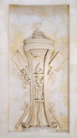Schloss und Schlossgarten Schwetzingen - Garten - Tempel der Botanik - Von innen - Unteres großes Wandfeld, Nordwestseite - Blick auf ein Stuckrelief, den Sommer symbolisierend mittels zweier gekreuzter Spaten und Zweigen mit Früchten; in der Mitte ein Dreifuß mit hochaufgerichteter Schlange, oben eine Schale mit brennendem Feuer; Stuckateur Joseph Anton Pozzi (1732-1811) (Tempel: Durchmesser ca. 7 Meter; Bauzeit: 1777-1780; Architekt: Nicolas de Pigage) (aufgenommen im September 2023, am späten Vormittag) Schloss und Schlossgarten Schwetzingen - Garten - Tempel der Botanik - Von innen - Unteres großes Wandfeld, Nordwestseite - Blick auf ein Stuckrelief, den Sommer symbolisierend mittels zweier gekreuzter Spaten und Zweigen mit Früchten; in der Mitte ein Dreifuß mit hochaufgerichteter Schlange, oben eine Schale mit brennendem Feuer; Stuckateur Joseph Anton Pozzi (1732-1811) (Tempel: Durchmesser ca. 7 Meter; Bauzeit: 1777-1780; Architekt: Nicolas de Pigage) (aufgenommen im September 2023, am späten Vormittag)