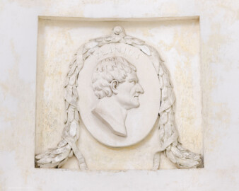 Schloss und Schlossgarten Schwetzingen - Garten - Tempel der Botanik - Von innen - Nordöstliches Feld mit stuckiertem Reliefporträt - Blick auf das Bildnis von Plinius der Ältere (23-79), römischer Naturforscher, Gelehrter, Offizier und Verwaltungsbeamter; Stuckmedaillon von Joseph Anton Pozzi (1732-1811) (Tempel: Durchmesser ca. 7 Meter; Bauzeit: 1777-1780; Architekt: Nicolas de Pigage) (aufgenommen im September 2023,um die Mittagszeit) Schloss und Schlossgarten Schwetzingen - Garten - Tempel der Botanik - Von innen - Nordöstliches Feld mit stuckiertem Reliefporträt - Blick auf das Bildnis von Plinius der Ältere (23-79), römischer Naturforscher, Gelehrter, Offizier und Verwaltungsbeamter; Stuckmedaillon von Joseph Anton Pozzi (1732-1811) (Tempel: Durchmesser ca. 7 Meter; Bauzeit: 1777-1780; Architekt: Nicolas de Pigage) (aufgenommen im September 2023,um die Mittagszeit)