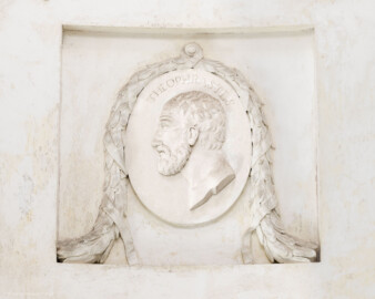 Schloss und Schlossgarten Schwetzingen - Garten - Tempel der Botanik - Von innen - Südöstliches Feld mit stuckiertem Reliefporträt - Blick auf das Bildnis von Theophrastos von Eresos (371-287 v. Chr.), griechischer Philosoph und Naturforscher; Stuckmedaillon von Joseph Anton Pozzi (1732-1811) (Tempel: Durchmesser ca. 7 Meter; Bauzeit: 1777-1780; Architekt: Nicolas de Pigage) (aufgenommen im September 2023,um die Mittagszeit) Schloss und Schlossgarten Schwetzingen - Garten - Tempel der Botanik - Von innen - Südöstliches Feld mit stuckiertem Reliefporträt - Blick auf das Bildnis von Theophrastos von Eresos (371-287 v. Chr.), griechischer Philosoph und Naturforscher; Stuckmedaillon von Joseph Anton Pozzi (1732-1811) (Tempel: Durchmesser ca. 7 Meter; Bauzeit: 1777-1780; Architekt: Nicolas de Pigage) (aufgenommen im September 2023,um die Mittagszeit)