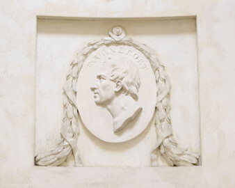 Schloss und Schlossgarten Schwetzingen - Garten - Tempel der Botanik - Von innen - Nordwestliches Feld mit stuckiertem Reliefporträt - Blick auf das Bildnis von Joseph Pitton de Tournefort (1656-1708), französischer Naturforscher; Stuckmedaillon von Joseph Anton Pozzi (1732-1811) (Tempel: Durchmesser ca. 7 Meter; Bauzeit: 1777-1780; Architekt: Nicolas de Pigage) (aufgenommen im September 2023,um die Mittagszeit)