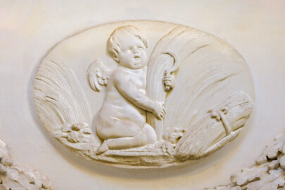 Schloss und Schlossgarten Schwetzingen - Garten - Tempel der Botanik - Von innen - Medaillon Vier Jahreszeiten, unterhalb der Kuppel, Westseite - Blick auf ein Stuck-Medaillon, geschaffen von Joseph Anton Pozzi (1732-1811), mit einem Putto mit Sichel und Getreide, den Sommer symbolisierend (Tempel: Durchmesser ca. 7 Meter; Bauzeit: 1777-1780; Architekt: Nicolas de Pigage) (aufgenommen im September 2023, am frühen Nachmittag) Schloss und Schlossgarten Schwetzingen - Garten - Tempel der Botanik - Von innen - Medaillon Vier Jahreszeiten, unterhalb der Kuppel, Westseite - Blick auf ein Stuck-Medaillon, geschaffen von Joseph Anton Pozzi (1732-1811), mit einem Putto mit Sichel und Getreide, den Sommer symbolisierend (Tempel: Durchmesser ca. 7 Meter; Bauzeit: 1777-1780; Architekt: Nicolas de Pigage) (aufgenommen im September 2023, am frühen Nachmittag)