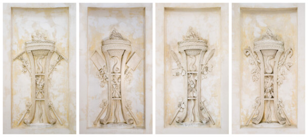 Schloss und Schlossgarten Schwetzingen - Garten - Tempel der Botanik - Von innen - Untere vier große Wandfelder - Blick auf vier Stuckreliefs, die Vier Jahreszeiten symbolisierend; v.l.n.r.: Frühling (im Südwesten), Sommer (im Nordwesten), Herbst (im Südosten), Winter (im Nordosten); Stuckateur Joseph Anton Pozzi (1732-1811) (Tempel: Durchmesser ca. 7 Meter; Bauzeit: 1777-1780; Architekt: Nicolas de Pigage) (aufgenommen im September 2023, am späten Vormittag)