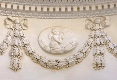 Schloss und Schlossgarten Schwetzingen - Garten - Tempel der Botanik - Von innen - Medaillon Vier Jahreszeiten, unterhalb der Kuppel, Westseite - Blick auf ein Stuck-Medaillon, umgeben von Girlanden und dem Kranzgesims, geschaffen von Joseph Anton Pozzi (1732-1811), mit einem Putto mit Sichel und Getreide, den Sommer symbolisierend (Tempel: Durchmesser ca. 7 Meter; Bauzeit: 1777-1780; Architekt: Nicolas de Pigage) (aufgenommen im September 2023, am frühen Nachmittag) Schloss und Schlossgarten Schwetzingen - Garten - Tempel der Botanik - Von innen - Medaillon Vier Jahreszeiten, unterhalb der Kuppel, Westseite - Blick auf ein Stuck-Medaillon, umgeben von Girlanden und dem Kranzgesims, geschaffen von Joseph Anton Pozzi (1732-1811), mit einem Putto mit Sichel und Getreide, den Sommer symbolisierend (Tempel: Durchmesser ca. 7 Meter; Bauzeit: 1777-1780; Architekt: Nicolas de Pigage) (aufgenommen im September 2023, am frühen Nachmittag)