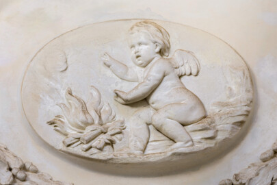 Schloss und Schlossgarten Schwetzingen - Garten - Tempel der Botanik - Von innen - Medaillon Vier Jahreszeiten, unterhalb der Kuppel, Ostseite - Blick auf ein Stuck-Medaillon, geschaffen von Joseph Anton Pozzi (1732-1811), mit einem Putto mit Holz und Feuer, den Winter symbolisierend (Tempel: Durchmesser ca. 7 Meter; Bauzeit: 1777-1780; Architekt: Nicolas de Pigage) (aufgenommen im September 2023, am frühen Nachmittag) Schloss und Schlossgarten Schwetzingen - Garten - Tempel der Botanik - Von innen - Medaillon Vier Jahreszeiten, unterhalb der Kuppel, Ostseite - Blick auf ein Stuck-Medaillon, geschaffen von Joseph Anton Pozzi (1732-1811), mit einem Putto mit Holz und Feuer, den Winter symbolisierend (Tempel: Durchmesser ca. 7 Meter; Bauzeit: 1777-1780; Architekt: Nicolas de Pigage) (aufgenommen im September 2023, am frühen Nachmittag)