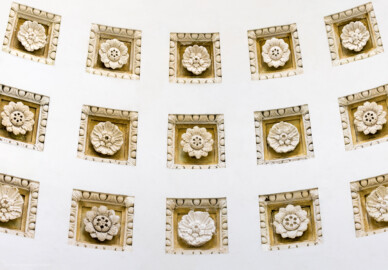 Schloss und Schlossgarten Schwetzingen - Garten - Tempel der Botanik - Von innen - Kuppel - Blick vom Boden nach oben in die Kuppel auf einige der rosettengeschmückten kleinen Kassetten (Tempel: Durchmesser ca. 7 Meter; Kuppel Durchmesser: unten ca. 5 Meter, oben ca. 2 Meter; Bauzeit: 1777-1780; Architekt: Nicolas de Pigage) (aufgenommen im September 2023, am Nachmittag) Schloss und Schlossgarten Schwetzingen - Garten - Tempel der Botanik - Von innen - Kuppel - Blick vom Boden nach oben in die Kuppel auf einige der rosettengeschmückten kleinen Kassetten (Tempel: Durchmesser ca. 7 Meter; Kuppel Durchmesser: unten ca. 5 Meter, oben ca. 2 Meter; Bauzeit: 1777-1780; Architekt: Nicolas de Pigage) (aufgenommen im September 2023, am Nachmittag)