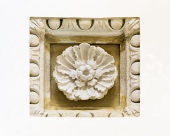 Schloss und Schlossgarten Schwetzingen - Garten - Tempel der Botanik - Von innen - Kuppel - Blick vom Boden nach oben in die Kuppel auf eine der rosettengeschmückten kleinen Kassetten (Tempel: Durchmesser ca. 7 Meter; Kuppel Durchmesser: unten ca. 5 Meter, oben ca. 2 Meter; Bauzeit: 1777-1780; Architekt: Nicolas de Pigage) (aufgenommen im September 2023, am Nachmittag) Schloss und Schlossgarten Schwetzingen - Garten - Tempel der Botanik - Von innen - Kuppel - Blick vom Boden nach oben in die Kuppel auf eine der rosettengeschmückten kleinen Kassetten (Tempel: Durchmesser ca. 7 Meter; Kuppel Durchmesser: unten ca. 5 Meter, oben ca. 2 Meter; Bauzeit: 1777-1780; Architekt: Nicolas de Pigage) (aufgenommen im September 2023, am Nachmittag)