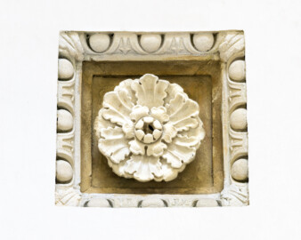 Schloss und Schlossgarten Schwetzingen - Garten - Tempel der Botanik - Von innen - Kuppel - Blick vom Boden nach oben in die Kuppel auf eine der rosettengeschmückten kleinen Kassetten (Tempel: Durchmesser ca. 7 Meter; Kuppel Durchmesser: unten ca. 5 Meter, oben ca. 2 Meter; Bauzeit: 1777-1780; Architekt: Nicolas de Pigage) (aufgenommen im September 2023, am Nachmittag) Schloss und Schlossgarten Schwetzingen - Garten - Tempel der Botanik - Von innen - Kuppel - Blick vom Boden nach oben in die Kuppel auf eine der rosettengeschmückten kleinen Kassetten (Tempel: Durchmesser ca. 7 Meter; Kuppel Durchmesser: unten ca. 5 Meter, oben ca. 2 Meter; Bauzeit: 1777-1780; Architekt: Nicolas de Pigage) (aufgenommen im September 2023, am Nachmittag)