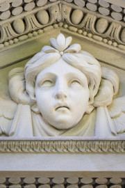 Schloss und Schlossgarten Schwetzingen - Garten - Tempel der Botanik - Von außen - Portal, Tympanon - Von Osten - Blick auf eine Reliefdarstellung eines geflügelten weiblichen Kopfes im Tympanon des Dreiecksgiebels; Portal geschaffen von Franz Conrad Linck (1730-1793) (Tempel: Durchmesser ca. 7 Meter; Bauzeit: 1777-1780; Architekt: Nicolas de Pigage) (aufgenommen im September 2023, am Nachmittag) Schloss und Schlossgarten Schwetzingen - Garten - Tempel der Botanik - Von außen - Portal, Tympanon - Von Osten - Blick auf eine Reliefdarstellung eines geflügelten weiblichen Kopfes im Tympanon des Dreiecksgiebels; Portal geschaffen von Franz Conrad Linck (1730-1793) (Tempel: Durchmesser ca. 7 Meter; Bauzeit: 1777-1780; Architekt: Nicolas de Pigage) (aufgenommen im September 2023, am Nachmittag)