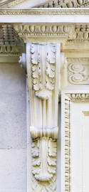 Schloss und Schlossgarten Schwetzingen - Garten - Tempel der Botanik - Von außen - Portal - Von Osten - Blick auf die linke Volutenkonsole, mit Akanthusblättern geschmückt, den Dreiecksgiebel tragend; Portal geschaffen von Franz Conrad Linck (1730-1793) (Tempel: Durchmesser ca. 7 Meter; Bauzeit: 1777-1780; Architekt: Nicolas de Pigage) (aufgenommen im September 2023, am Nachmittag) Schloss und Schlossgarten Schwetzingen - Garten - Tempel der Botanik - Von außen - Portal - Von Osten - Blick auf die linke Volutenkonsole, mit Akanthusblättern geschmückt, den Dreiecksgiebel tragend; Portal geschaffen von Franz Conrad Linck (1730-1793) (Tempel: Durchmesser ca. 7 Meter; Bauzeit: 1777-1780; Architekt: Nicolas de Pigage) (aufgenommen im September 2023, am Nachmittag)