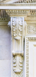 Schloss und Schlossgarten Schwetzingen - Garten - Tempel der Botanik - Von außen - Portal - Von Osten - Blick auf die linke Volutenkonsole, mit Akanthusblättern geschmückt, den Dreiecksgiebel tragend; Portal geschaffen von Franz Conrad Linck (1730-1793) (Tempel: Durchmesser ca. 7 Meter; Bauzeit: 1777-1780; Architekt: Nicolas de Pigage) (aufgenommen im September 2023, am Nachmittag)