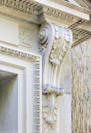 Schloss und Schlossgarten Schwetzingen - Garten - Tempel der Botanik - Von außen - Portal - Von Südost - Blick auf die rechte Volutenkonsole, mit Akanthusblättern geschmückt, den Dreiecksgiebel tragend; Portal geschaffen von Franz Conrad Linck (1730-1793) (Tempel: Durchmesser ca. 7 Meter; Bauzeit: 1777-1780; Architekt: Nicolas de Pigage) (aufgenommen im September 2023, am Nachmittag) Schloss und Schlossgarten Schwetzingen - Garten - Tempel der Botanik - Von außen - Portal - Von Südost - Blick auf die rechte Volutenkonsole, mit Akanthusblättern geschmückt, den Dreiecksgiebel tragend; Portal geschaffen von Franz Conrad Linck (1730-1793) (Tempel: Durchmesser ca. 7 Meter; Bauzeit: 1777-1780; Architekt: Nicolas de Pigage) (aufgenommen im September 2023, am Nachmittag)