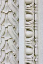 Schloss und Schlossgarten Schwetzingen - Garten - Tempel der Botanik - Von außen - Portal - Von Nordost - Seitlicher Blick auf einen Ausschnitt des linken senkrechten Rahmens mit einem Flechtband (links) und einem Zierstreifen (rechts); Portal geschaffen von Franz Conrad Linck (1730-1793) (Tempel: Durchmesser ca. 7 Meter; Bauzeit: 1777-1780; Architekt: Nicolas de Pigage) (aufgenommen im September 2023, am Nachmittag) Schloss und Schlossgarten Schwetzingen - Garten - Tempel der Botanik - Von außen - Portal - Von Nordost - Seitlicher Blick auf einen Ausschnitt des linken senkrechten Rahmens mit einem Flechtband (links) und einem Zierstreifen (rechts); Portal geschaffen von Franz Conrad Linck (1730-1793) (Tempel: Durchmesser ca. 7 Meter; Bauzeit: 1777-1780; Architekt: Nicolas de Pigage) (aufgenommen im September 2023, am Nachmittag)